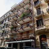 L�edificio di cinque piani innalzato in pi� fasi (la parte di via Cardassi � del 1923-24) � �interrotto� dall�inserimento di una struttura degli anni 60 su via Bozzi